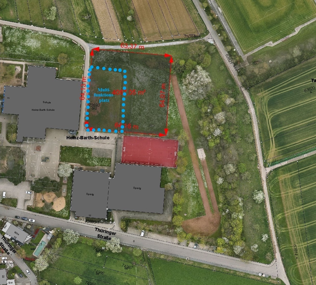 Schulgelände der Heinz-Barth-Schule mit Multifunktionsplatz Wettersbach Schulgelände der Heinz-Barth-Schule mit Multifunktionsplatz Wettersbach