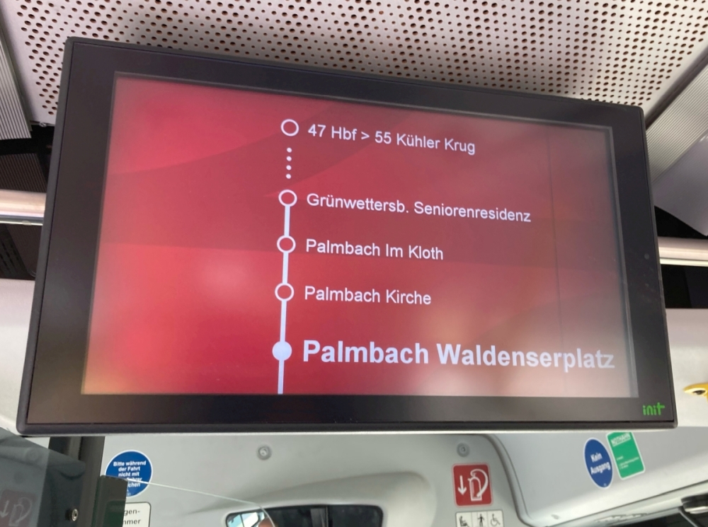 Anzeige der nächsten Haltestellen im Bus der Linie 47 auf der Fahrt zum Karlsruher Hauptbahnhof